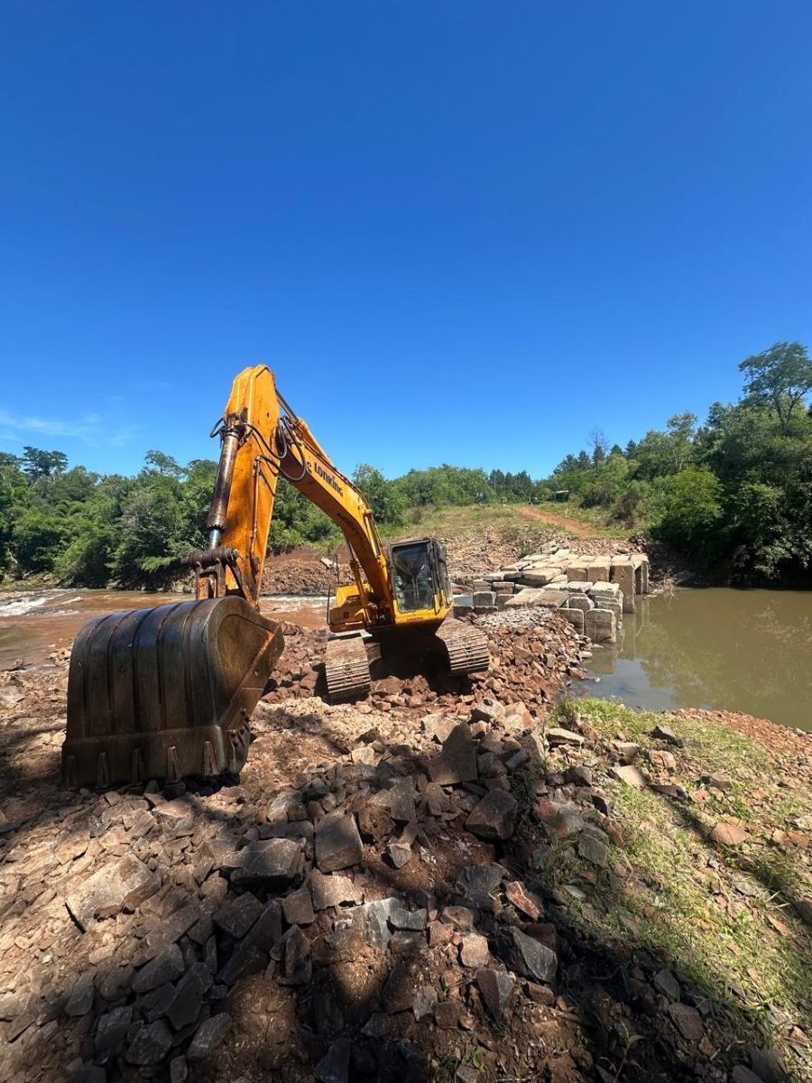 Trabajan en la restitución del paso provisorio del Arroyo Yabebirí y la ampliación de sección