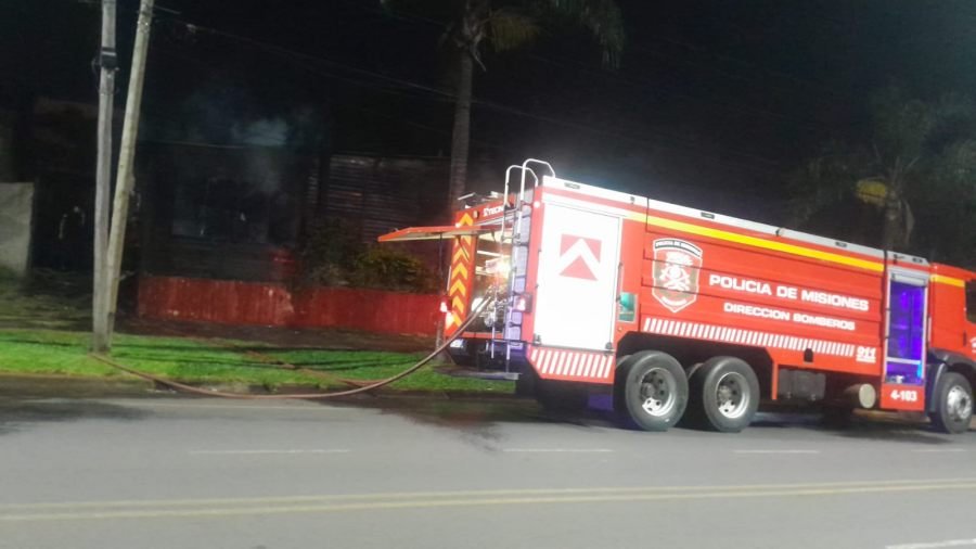 Posadas: Sofocaron el incendio en un bar abandonado de la zona oeste, el fuego fue controlado rápidamente y no se registraron heridos