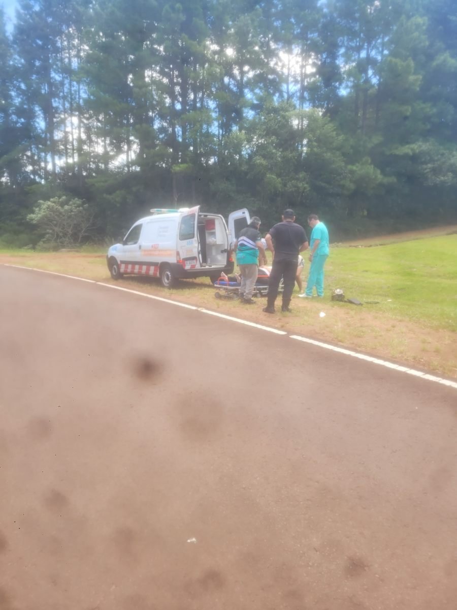 Mojón Grande: Un siniestro vial con dos personas lesionadas, una motocicleta despistó y sus ocupantes debieron ser asistidos