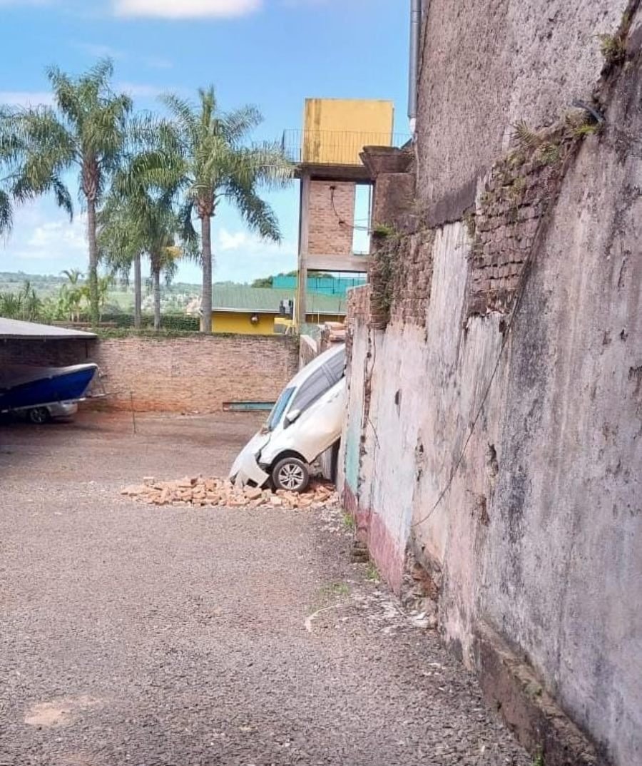 Oberá: Siniestro vial en un estacionamiento sin heridos, solo provocó daños materiales del automóvil en pleno centro de la ciudad