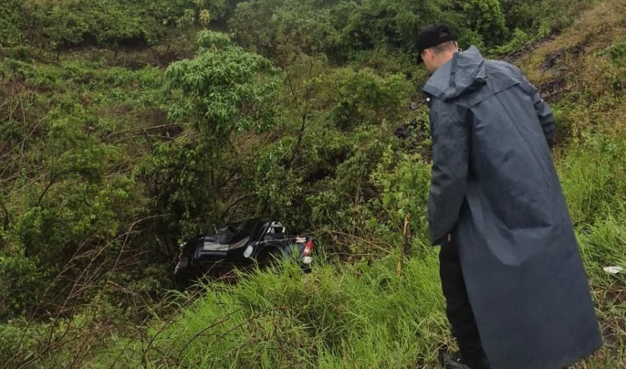 Cerro Azul: Despiste de una camioneta sobre la Ruta Nacional N° 14, donde viajaban el conductor de 57 años y dos jovenes de 20 y 21 años, quienes resultaron ilesos