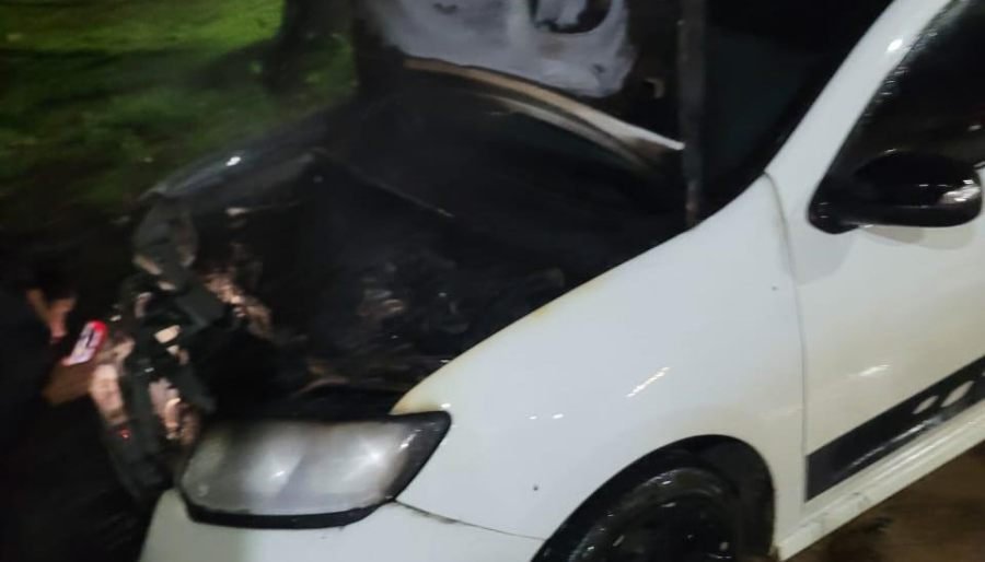 Posadas: Investigan un principio de incendio en un auto estacionado sobre la Avenida Rademacher, aunque las pérdidas fueron parciales, no se descarta que haya sido provocado