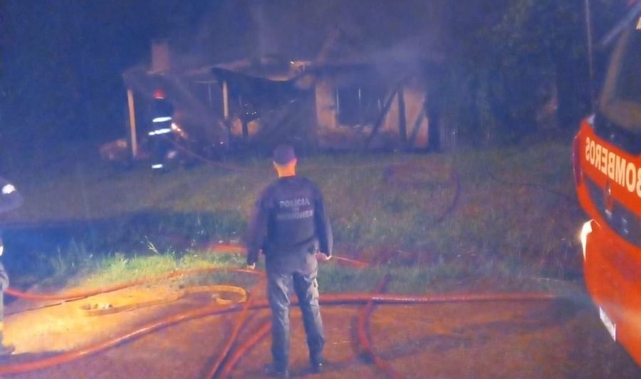 Misiones: Una familia perdió su vivienda en un incendio en la localidad de Dos de Mayo, resultó totalmente consumida por las llamas