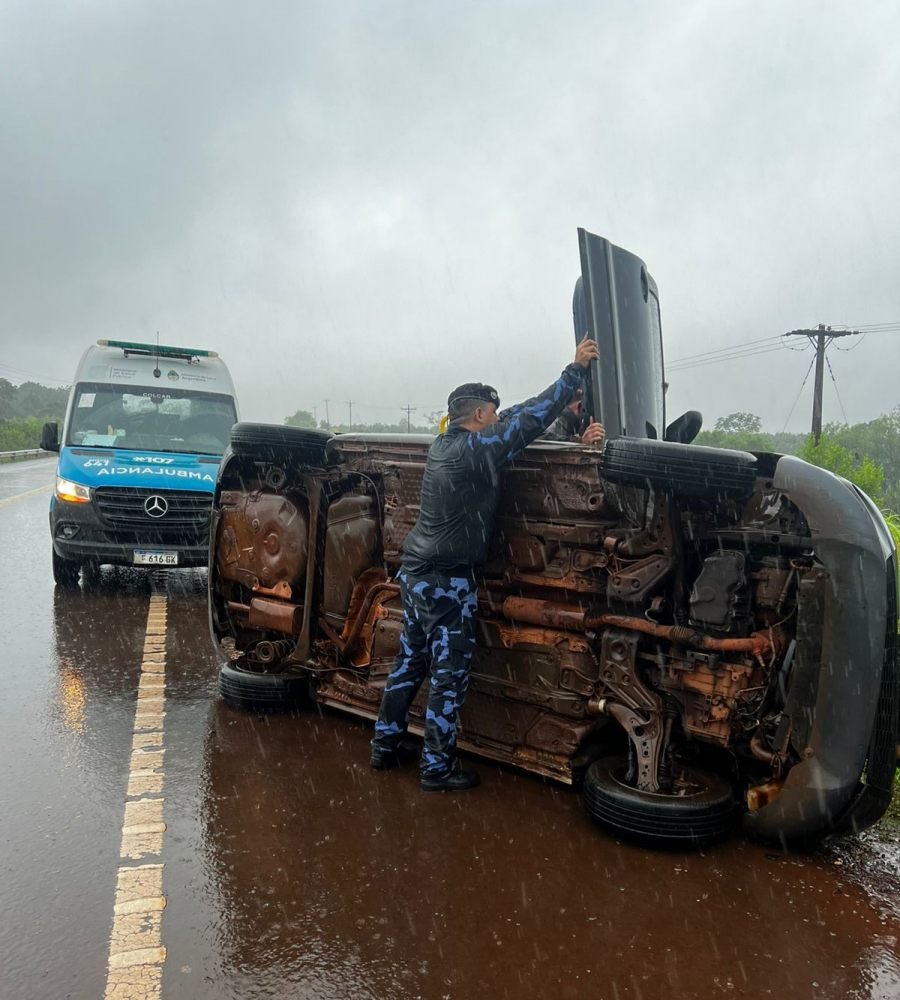 Misiones: Despiste y vuelco sobre la Ruta Nacional 14, un hombre resultó lesionado, fue trasladado en ambulancia al Hospital SAMIC en la ciudad de Oberá para recibir atención médica