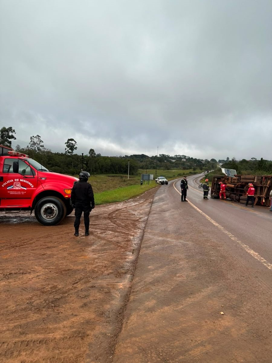 Aristóbulo del Valle: Volcó un camión sobre la Ruta Nacional N° 14 y Bomberos trabajaron para evitar riesgos por derrame de combustible
