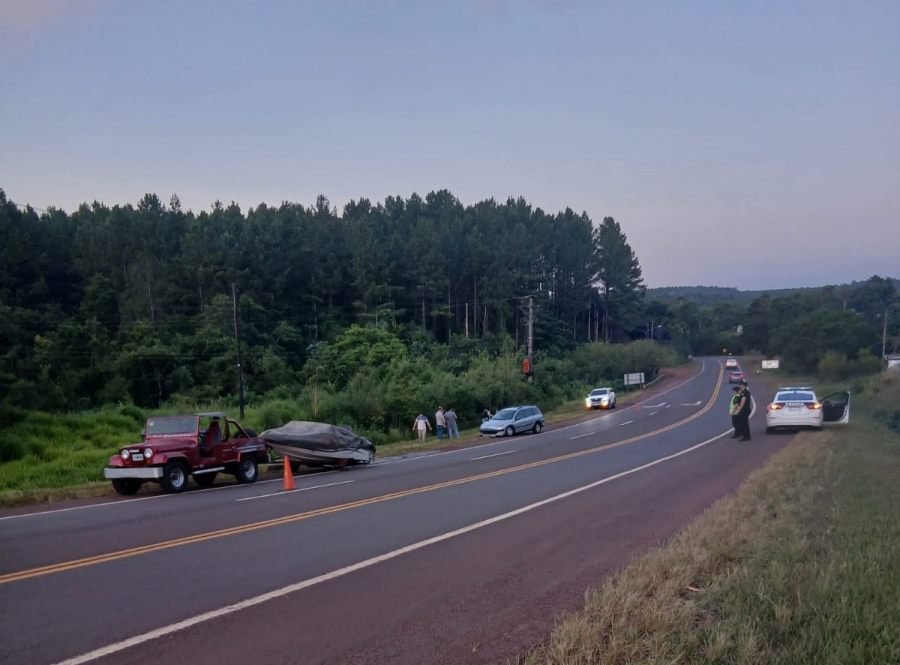 Transportaba un tráiler con una lancha se desprendió una rueda la cual impactó a otro vehículo, fue sobre la Ruta Nacional N° 12 y no hubo lesionados