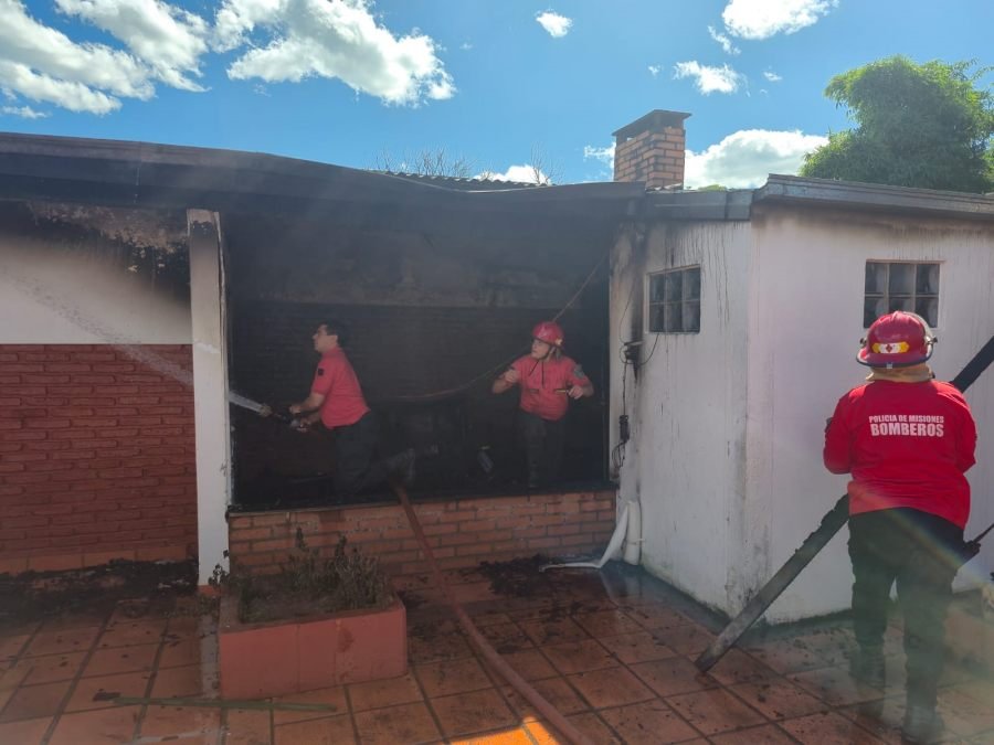 Posadas: Un quincho quedó destruido por un incendio en el Barrio Don Pedro, Bomberos acudieron al lugar y lograron sofocar las llamas, evitando que el fuego se propagara hacia otras áreas