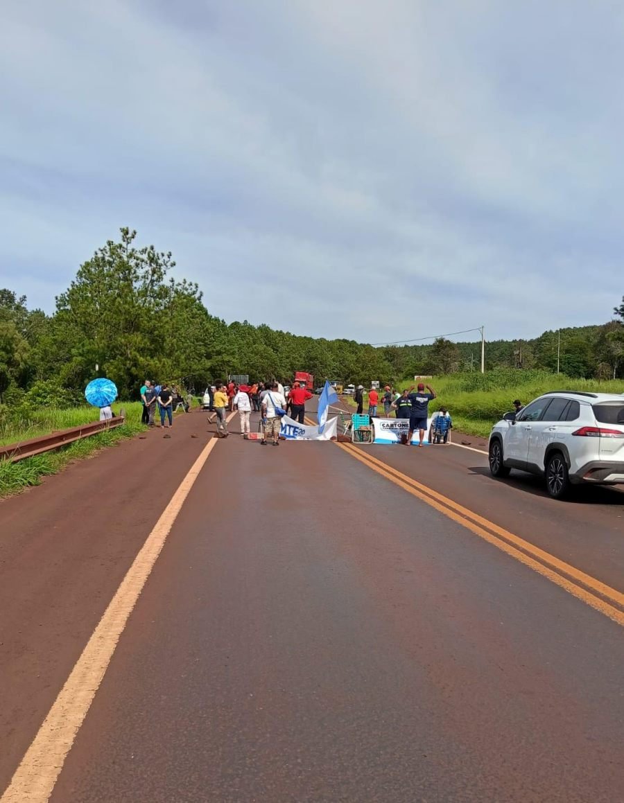 Puerto Libertad: Autoconvocados realizaron corte total de la Ruta Nacional N° 12, en reclamo por la conexión del suministro eléctrico para las familias