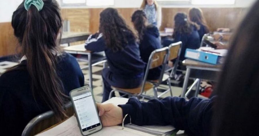 Por qué cada vez más escuelas de Estados Unidos restringen el uso de celulares en clases: El impacto en la conducta y el rendimiento