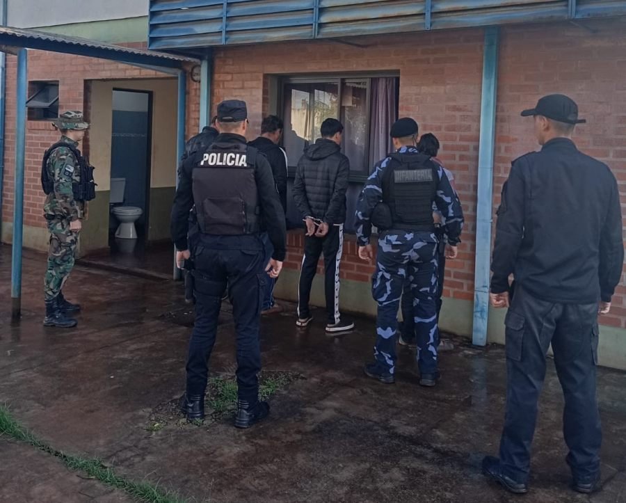Misiones: Intentaron usurpar un lote de grandes dimensiones, hay cuatro detenidos, vehículos secuestrados y celulares investigados