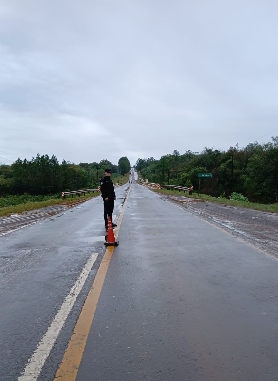 Finalizó el corte sobre la Ruta Nacional N° 12 en la localidad de Jardín América, no obstante, los manifestantes permanecen sobre la vera de la calzada