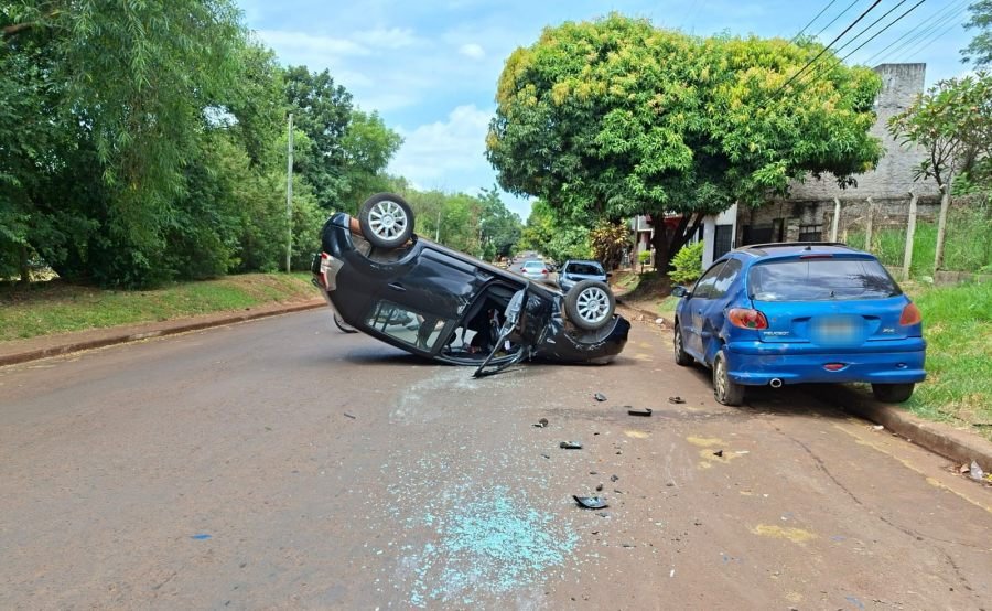 Posadas: Despiste de un vehículo dejó a una joven de 23 años con lesiones leves, el siniestro se habría producido al intentar estacionar el rodado