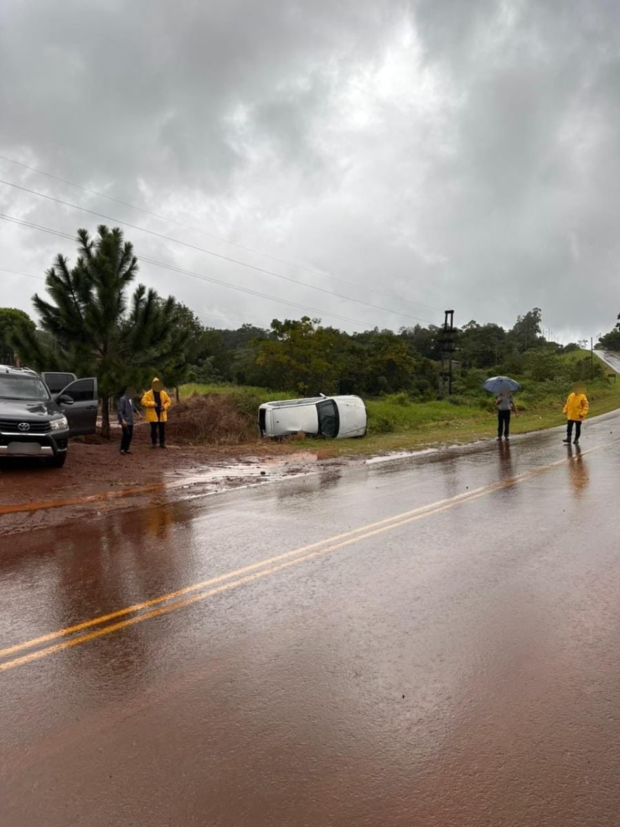 Despiste y vuelco sobre la Ruta Provincial N° 20 en el Municipio de Pozo Azul, una mujer fue derivada al Hospital