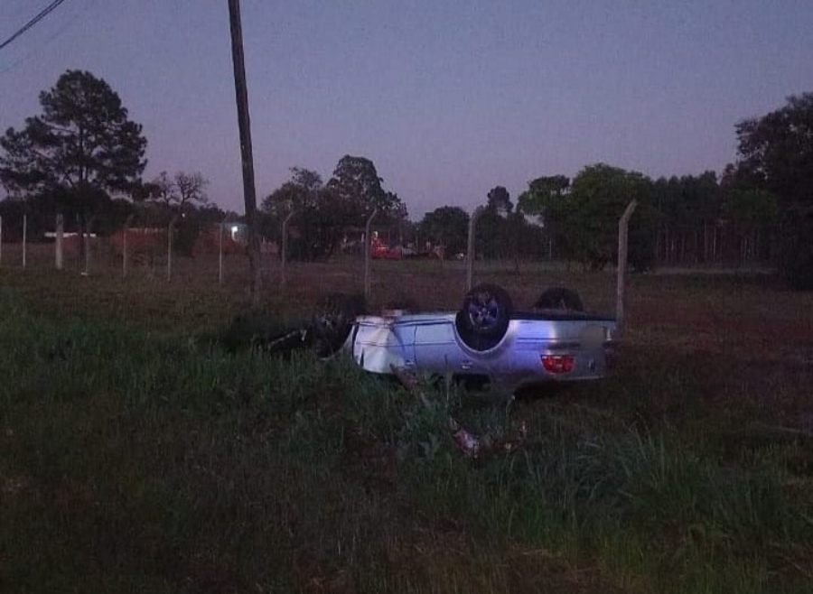 Jardín América: Un automovilista que estaría ebrio despistó sobre la Ruta Nacional N° 12, pese al impacto contra una jirafa de luz, no se registraron personas lesionadas
