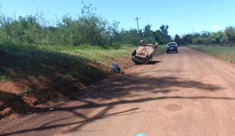 Despiste y vuelco de un automóvil en un barrio del conurbano de la ciudad de Posadas, dejó una persona lesionada