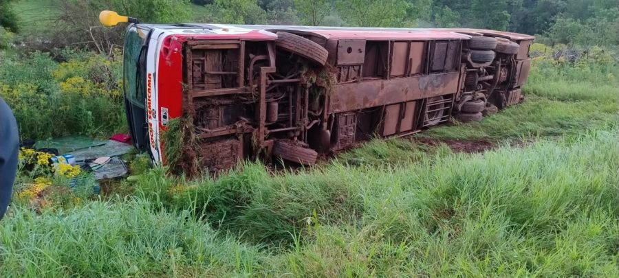 Misiones: Despiste de un ómnibus sobre la Ruta Nacional N° 12, con lesionados en la localidad de Garuhapé