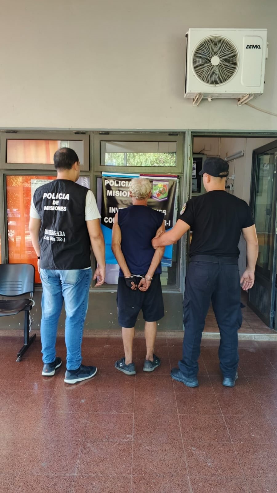 Posadas: Rompevidrios captado por cámaras mientras violentaba una ventana y sustraía herramientas de un taller, fue detenido en minutos