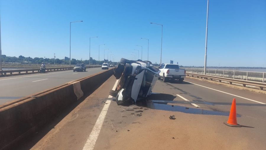 Posadas: Un vehículo al intentar esquivar una motocicleta de 110 que se cruzó en su camino, despistó sin lesionados fue sobre el Acceso Sur