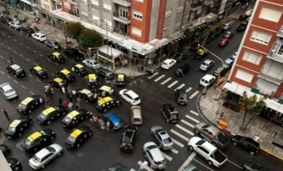 Taxistas provocan incidentes y caos en Mar del Plata: “Aguante Uber” les grita la gente