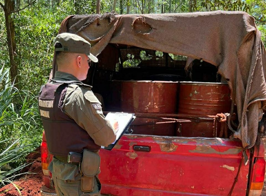 Misiones: Gendarmería Nacional incautó mil doscientos litros de nafta, que estaban en siete tambores y era transportada sobre una camioneta