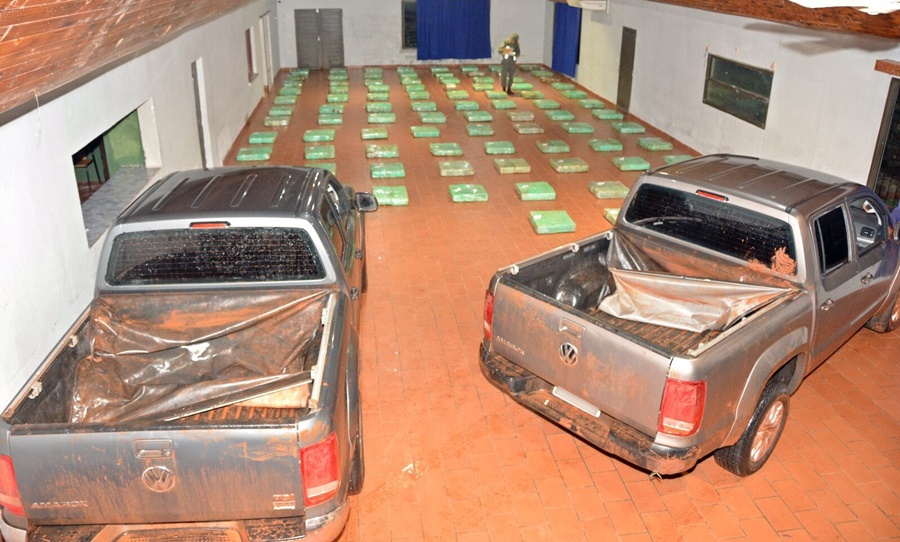 Dos camionetas robadas transportaban 2 mil kilos de marihuana: Los rodados quedaron atascados en el barro luego de haber evadido un control de Gendarmería Nacional