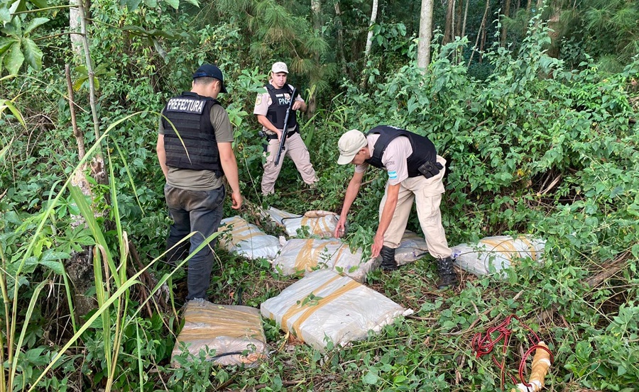 Prefectura Naval Argentina desarticuló dos operaciones de narcotráfico en la frontera y secuestró más de 900 kilos de marihuana