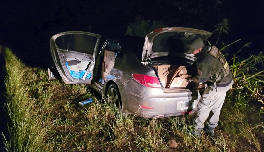 Automóvil con cigarrillos de contrabando fue abandonado luego de embestir un control de Gendarmería Nacional: Ocurrió durante la madrugada en el Municipio misionero de El Alcázar