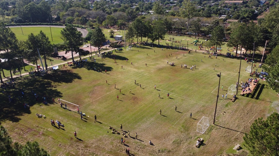 Concurrida participación apostoleña en el inicio de la Liga de Fútbol Infantil local