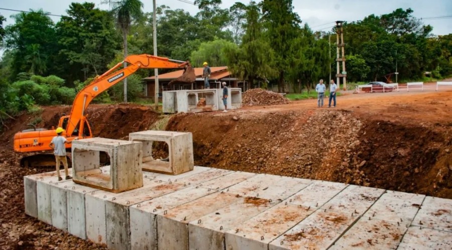 Jardín América: La Dirección Provincial de Vialidad y la Municipalidad trabajan en una obra hídrica vital para poner fin a los anegamientos en el Municipio