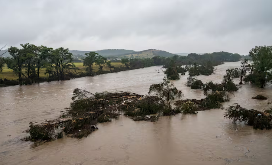 Inundaciones en Texas: 51 muertos, niñas desaparecidas y crecen los cuestionamientos por la falta de reacción