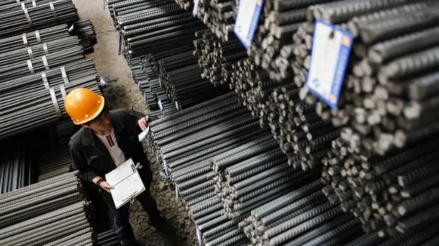 Francia pide endurecer barreras comerciales para frenar el avance industrial de China en Europa