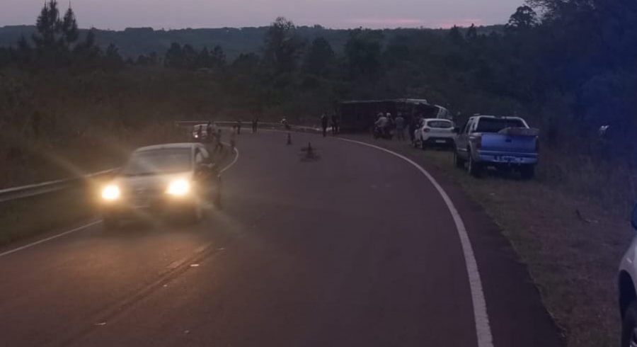 Campo Grande: Chofer de 31 años resultó herido tras despiste en la Ruta Provincial N° 8, que tuvo como protagonista a un camión de gran porte con semirremolque