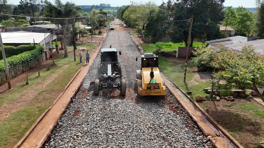 Apóstoles: Continúan a paso firme los trabajos y no se limita a un simple bacheo sobre la calle La Rioja