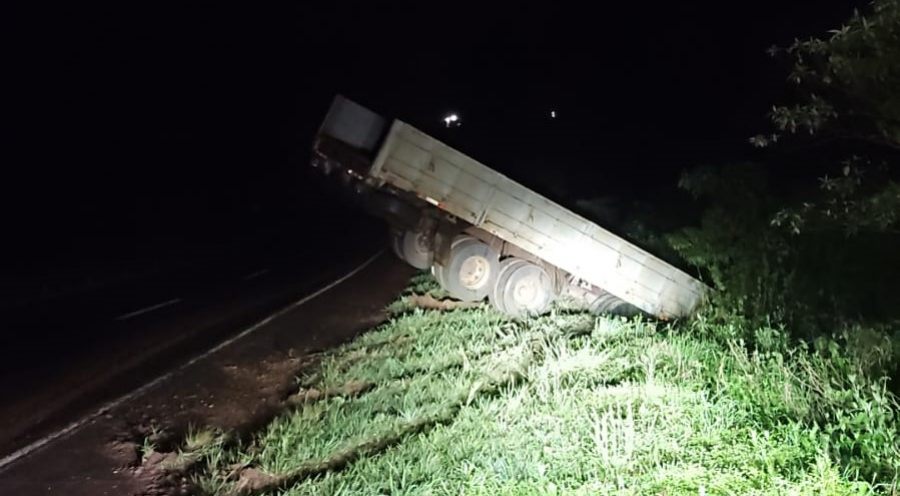 Despiste de un camión con semirremolque sobre la Ruta Nacional 12 en la localidad misionera de Montecarlo: No se registraron personas lesionadas y el tránsito no se vio obstaculizado