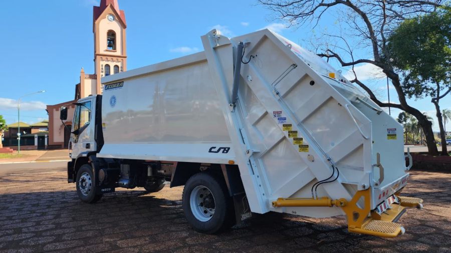 El Municipio misionero de Apóstoles invierte en crecimiento y mejores servicios para los vecinos, incorporando un nuevo camión con caja compactadora adquirido por licitación pública y fue financiado íntegramente con fondos propios