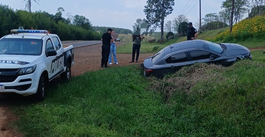 Hipólito Yrigoyen: Despiste sobre la Ruta Nacional Nº 12, dos ocupantes resultaron ilesos